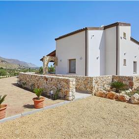 4 bedroom villa with pool, Castellammare del Golfo, sleeps 8-9